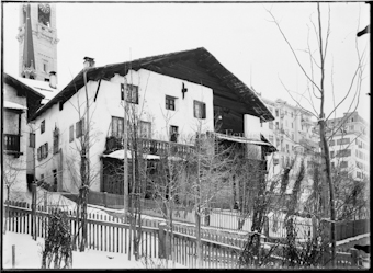 Haus mit Kirche im Hintergrund