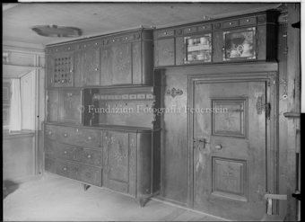 Wandschrank mit Türe