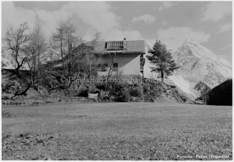 Haus Paradis im Hintergrund schneebedeckte Berge