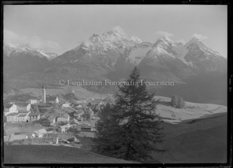 Dorf Ftan, Bäume im Hintergrund schneebedeckte Berge