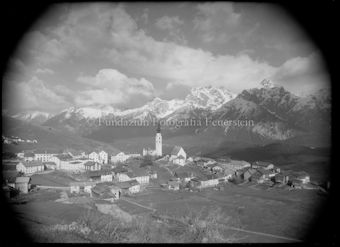 Dorf Ftan, im Hintergrund schneebedeckte Berge