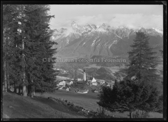 Dorf Ftan, Bäume im Hintergrund schneebedeckte Berge