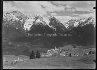 Dorf Ftan, Bäume im Hintergrund schneebedeckte Berge
