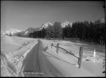 Schneelandschaft, mit Weg, Bäumen und Bergen
