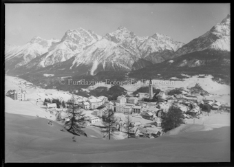 Schneelandschaft mit Dorf Ftan und Bergen