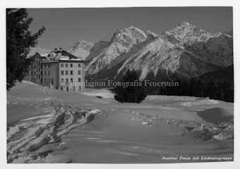 Schneelandschaft, Hochalpines Töchterinstitut, im Hintergrund schneebedeckte Berge