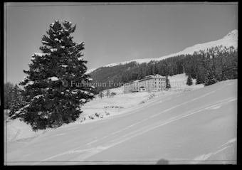 Winterlandschaft mit Blick auf das Institut Ftan