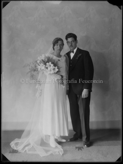 Porträt Hochzeitspaar, Frau mit Schleier
