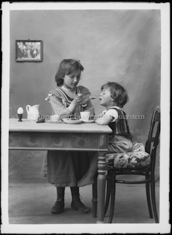 Porträt Kinder am Essen