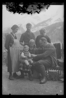 Gruppenporträt Erwachsene mit Kind (darunter Johann Feuerstein, 1871-1946)