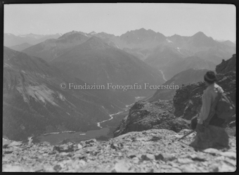 Bergwanderung, Gipfelfoto mit Frau, im Hintergrund Bergpanorama