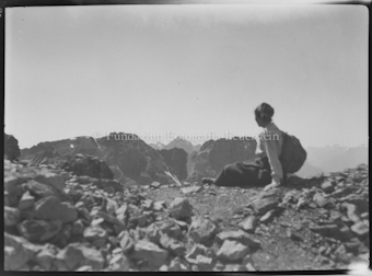 Bergwanderung, Gipfelfoto mit Frau, im Hintergrund Bergpanorama
