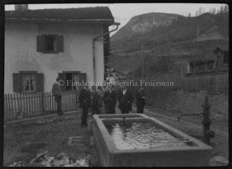 Gruppenfoto mit Männern, im Vordergrund ein Brunnen