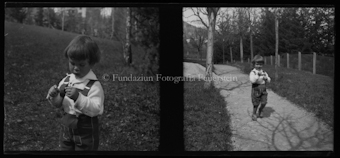 Kind auf einem Waldweg (Jon Sulser)