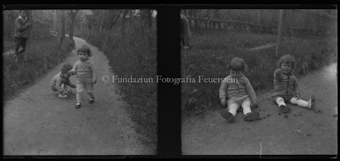 Kleinkinder auf einem Waldweg (Domenic jun. Feuerstein und Jon Sulser)