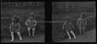 Kleinkinder auf einem Waldweg (Domenic jun. Feuerstein und Jon Sulser)