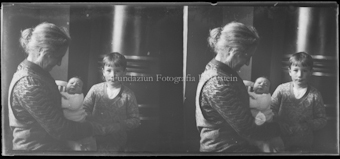 Ältere Frau mit Kleinkind und Knabe (Grossmutter Colomba Feuerstein mit Jon und Erwin Sulser)