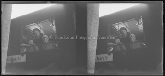 Frau mit zwei Kindern blicken aus einem Eisenbahnwagon (Ursina Sulser mit Jon und Erwin Sulser)