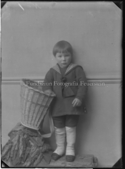 Porträt Kind mit Korb, stehend