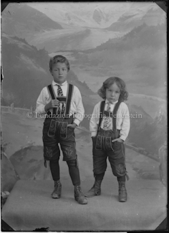 Porträt Knabe und Mädchen in Lederhosen (Jon und Erwin Sulser)