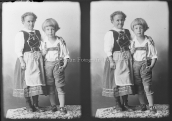 Porträt ältere Frau und Kind in Lederhosen