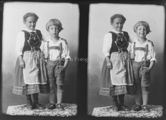 Porträt ältere Frau und Kind in Lederhosen