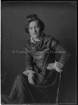 Porträt Frau in Tracht