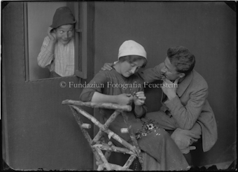 Mann und Frau sprechen miteinander, Knabe lauscht am Fenster (Arnold Feuerstein, Ursina und Domenic sen. Feuerstein)