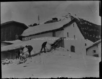 Männer räumen Schnee weg