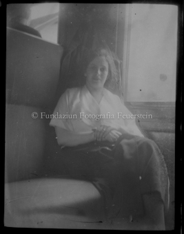 Frau sitzt am Fenster