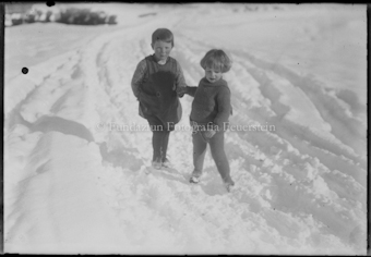 Knabe und Mädchen im Schnee