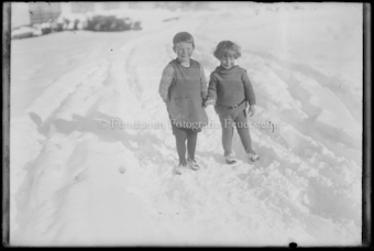 Knabe und Mädchen im Schnee