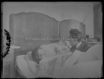 Personengruppe in einem Schlafzimmer