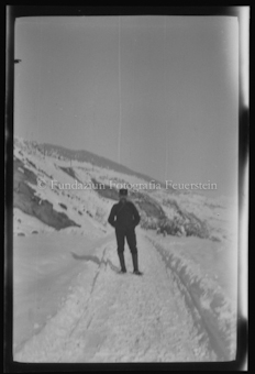 Porträt Mann, stehend auf Landweg