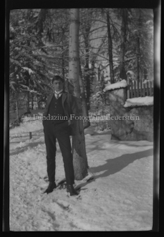 Porträt Mann vor einem Baum