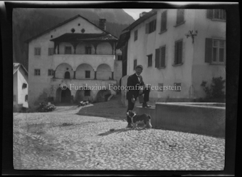 Porträt Mann mit Hund vor einem Gebäude