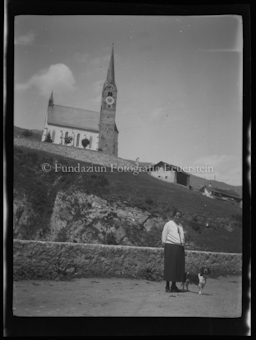 Porträt Frau mit Hund vor einer Kirche