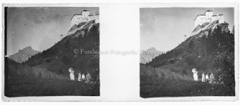 Personengruppe, im Hintergrund Schloss Tarasp