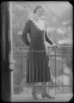 Porträt Frau, stehend (Olga Huber)