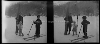 Kinder mit Skiern