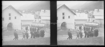 Hochzeitsgesellschaft auf dem Weg von der Kirche weg