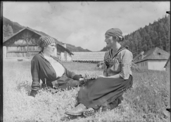 Zwei junge Frauen auf einer Wiese (Milla und Ursina Feuerstein)