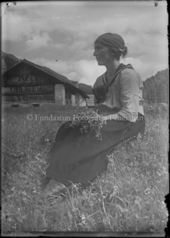 Junge Frau auf einer Wiese (Ursina Sulser-Feuerstein)