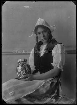 Mädchen mit Vase