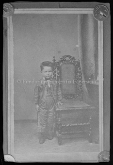 Kleiner Knabe mit Stuhl, Reprofoto einer Carte de visite