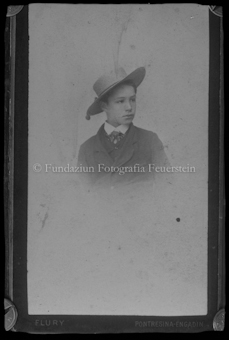 Kleiner Knabe mit Hut, Reprofoto einer Carte de visite von Alexander Flury