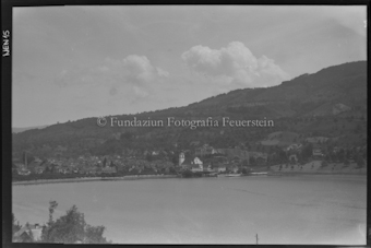 Blick auf denSee mit Stadt im Hintergrund