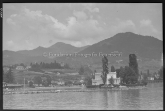 Aufnahme vom See aus mit Häusern am Ufer