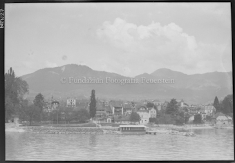 Aufnahme vom See aus mit Häusern am Ufer