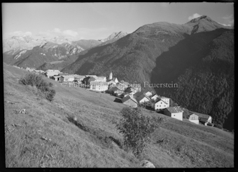 Landschaftsaufnahme mit Dorf Guarda